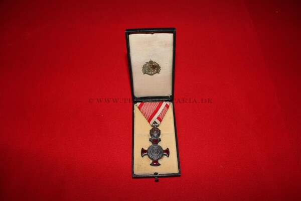 Silbernes Verdienstkreuz mit emaillierter Krone im Etui