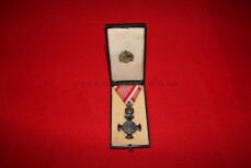 Silbernes Verdienstkreuz mit emaillierter Krone im Etui