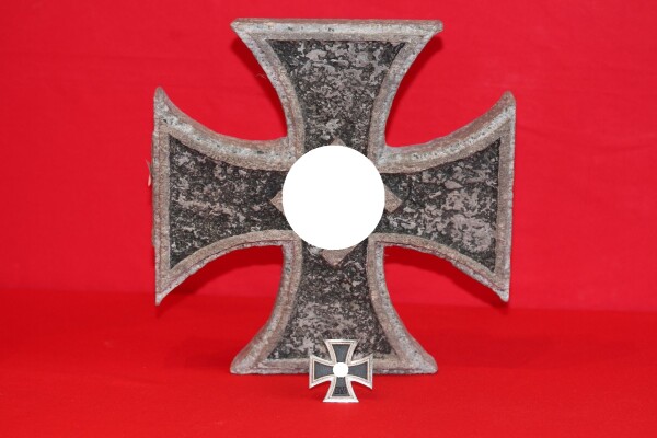 riesiges Eisernes Kreuz aus Granitstein