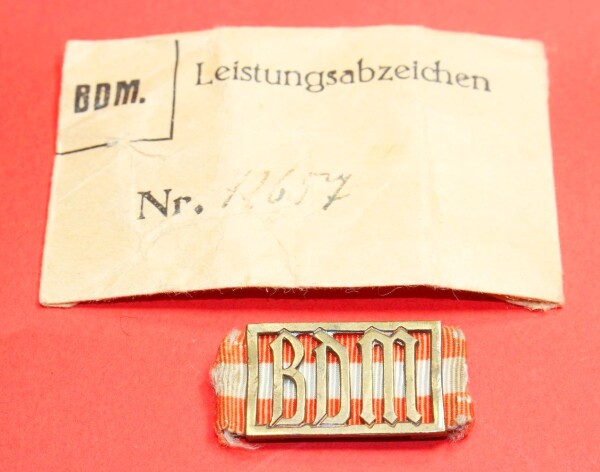 nummergleiches BDM-Leistungsabzeichen in Bronze Nr.42657 mit passender Tüte - SELTEN