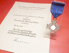 Treudienst-Ehrenzeichen in Silber mit Verleihungsurkunde 