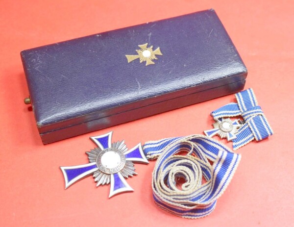 Mutterkreuz in Silber mit Minitur im Etui
