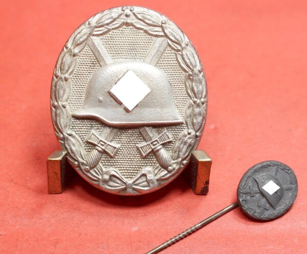 Verwundetenabzeichen in Silber mit Miniatur an Nadel