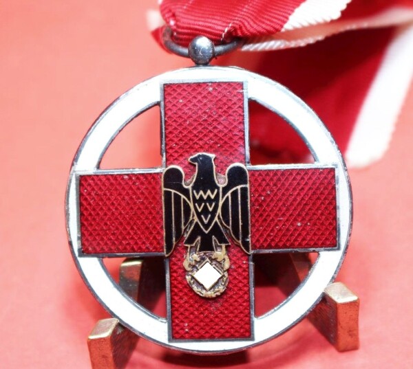 Medaille des Deutschen Roten Kreuzes 1937 am Band