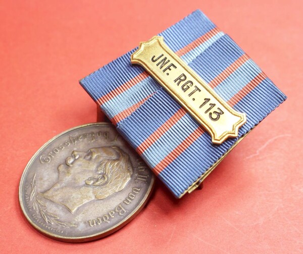 Medaille 50.Jahrfeier des 5.badischen Infanterie-Regiments No.113 an Einzelspange mit Auflage Rgt.113