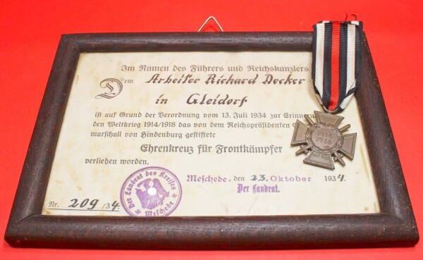 Ehrenkreuz für Frontkämpfer mit Verleihungsurkunde im Holzrahmen