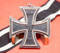verr&uuml;cktes Eisernes Kreuz 2.Klasse 1914 mit Band (...