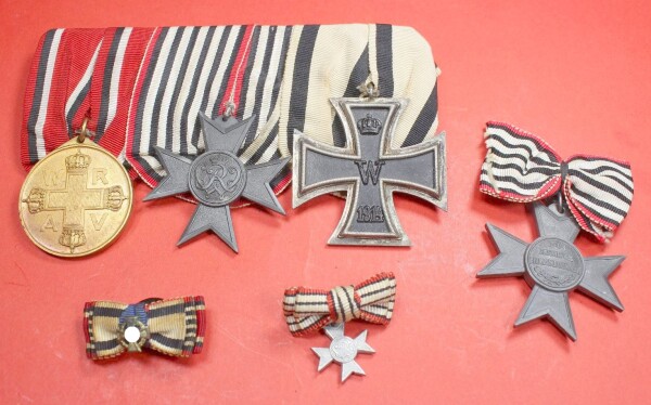 3-fach Ordenspange Eisernes Kreuz Nichtkämpfer / Rot Kreuz und  Kriegshilfsdienst FR. SEDLATZEK BLN.S.W.68)