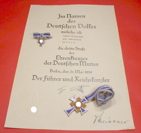 Mutterkreuz in Bronze mit Miniatur und Verleihungsurkunde Sophie Mindermann aus Üsen an der Weser