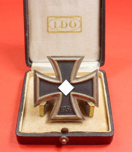 Eisernes Kreuz 1939 1.Klasse im LDO Etui (L/10 Deschler)...