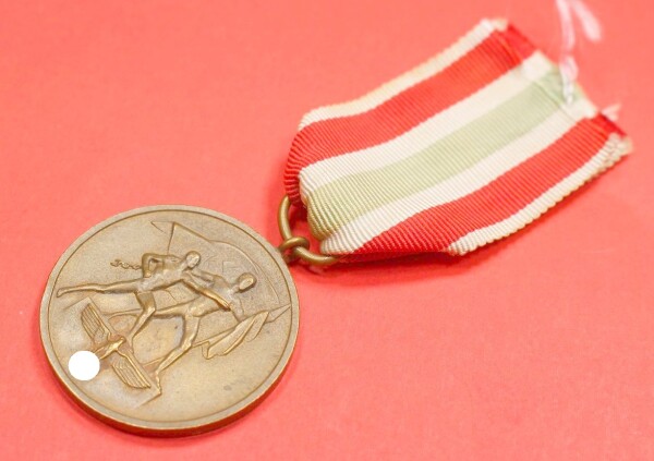 Medaille zur Erinnerung an die Heimkehr des Memellandes am Band