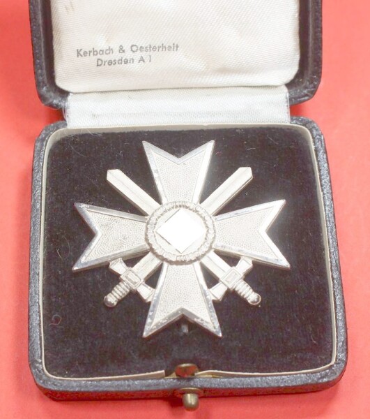 Kriegsverdienstkreuz 1.Klasse 1939 mit Schwertern im Etui  .- MINT CONDITION