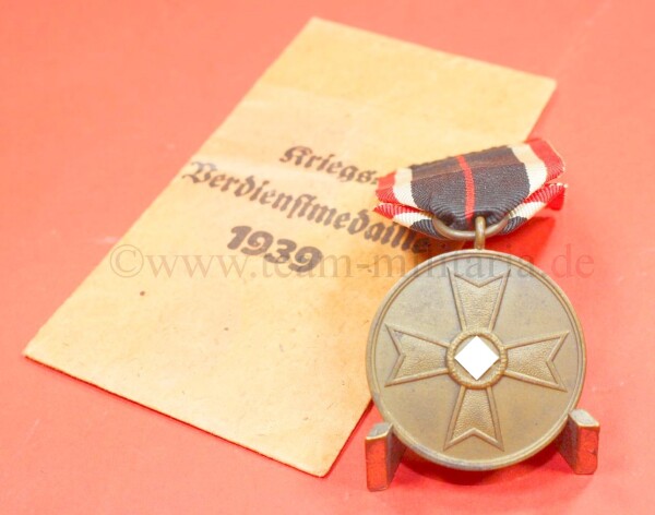 Medaille zum Kriegsverdienstkreuz in Verleihungstüte