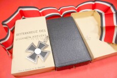 Ritterkreuz des Eisernen Kreuzes im Etui mit Umkarton  -...