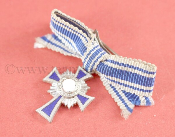Miniatur Mutterkreuz Silber an Damenschleife (L/60)