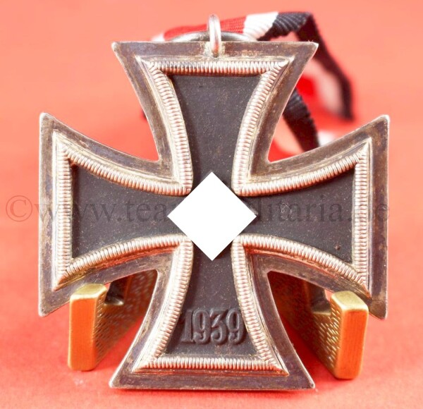 Eisernes Kreuz 2.Klasse 1939 mit Band ( Hersteller 24 mit Eichel)