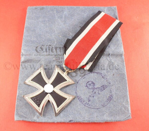Eisernes Kreuz 2.Klasse 1939 mit Band und Tüte - STONE MINT CONDITION