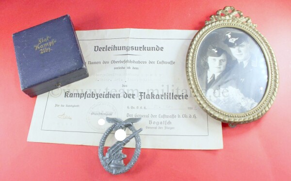 Flakkampfabzeichen der Luftwaffe im Etui (G.B.) mit Urkunde und Trägerfoto