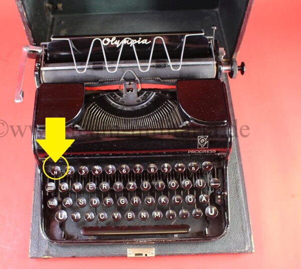 Schreibmaschine Olympia mit SS-Runen Taste im Koffer