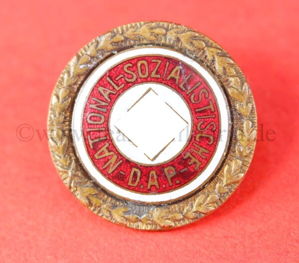 Goldenes NSDAP Parteiabzeichen (Fuess) Nr.31708