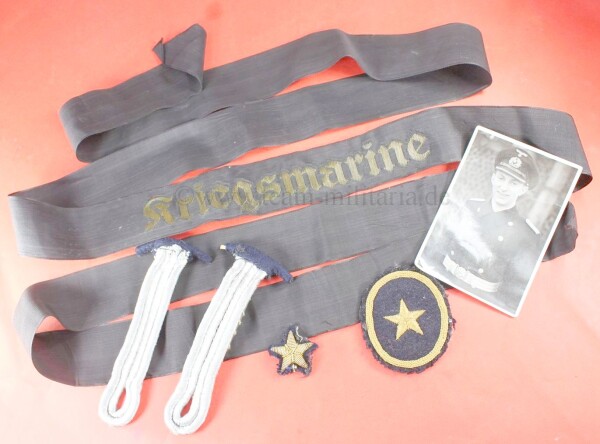 Kriegsmarine Effektengruppe mit Mützenband, Schulterstücken und mehr