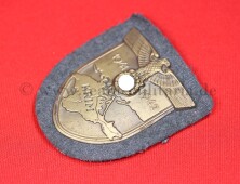 Krimschild 1941 - 1942 mit Gegenplatte und Papier