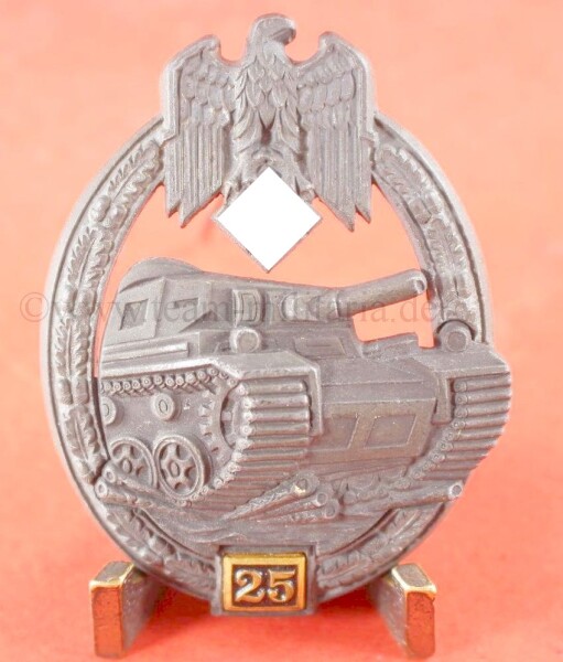 Panzerkampfabzeichen in Silber mit Einsatzzahl 25 (G.B.)