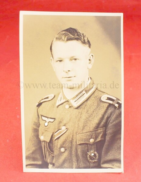 Foto Portrait Wehrmacht Heer Infanteriesturmabzeichen / HJ Schnur / EKII Band