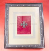 Eisernes Kreuz 1914 in patriotischen Schellackrahmen