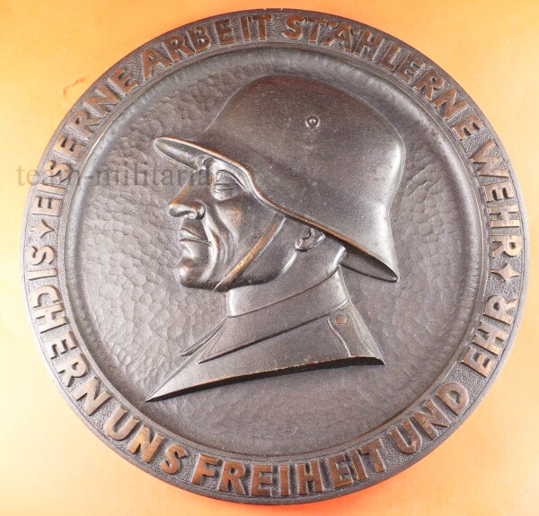 dekorative Bronzeplakette - "Eiserne Arbeit Stählerne Wehr - Sichern uns Freiheit und Ehr" - Soldat Stahhelm