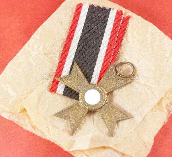 Kriegsverdienstkreuz 2.Klasse 1939 ohne Schwertern am Band mit Einwickelpapier