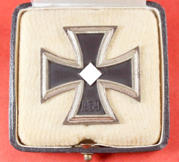 frühes Eisernes Kreuz 1.Klasse 1939 (Deumer) mit Schwertnadel im Etui