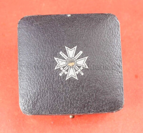 Etui zum Kriegsverdienstkreuz 1.Klasse 1939 mit Hakenkreuz (K&Q) entnazifiziert