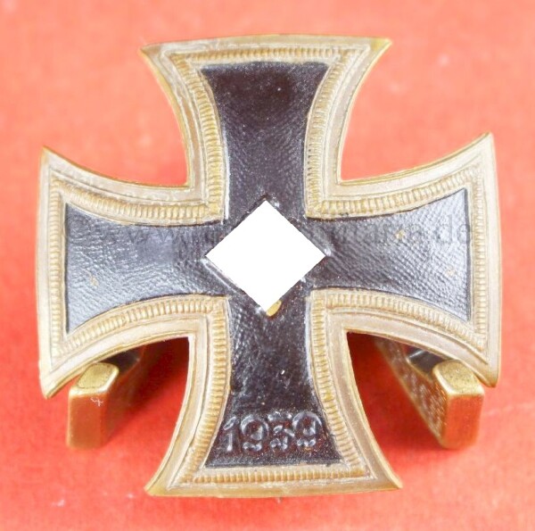 spanisches Eisernes Kreuz 1.Klasse 1939 (curved Version) mit Doppelhaken - EXTREM SELTEN