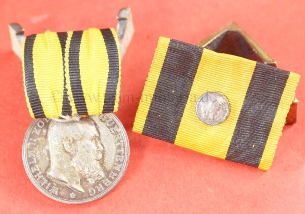 Silberne Militärverdienstmedaille 1892 Württemberg an Einzelspange mit Bandspange mit Auflage