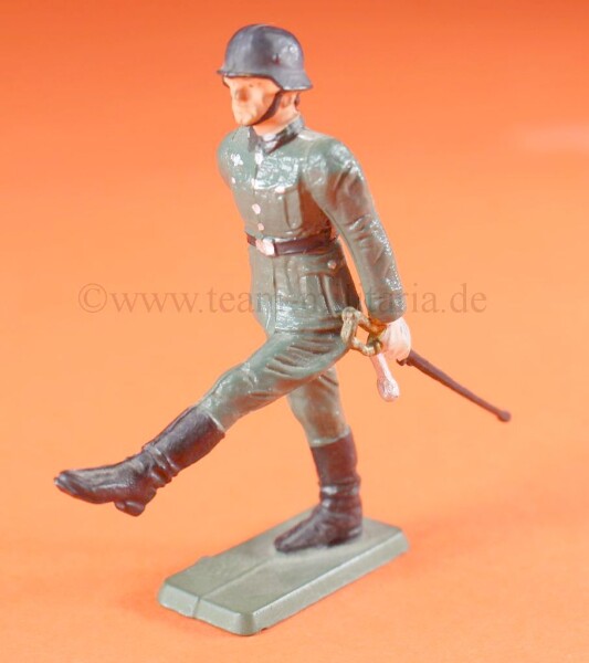 Wehrmacht Offizier marschierend