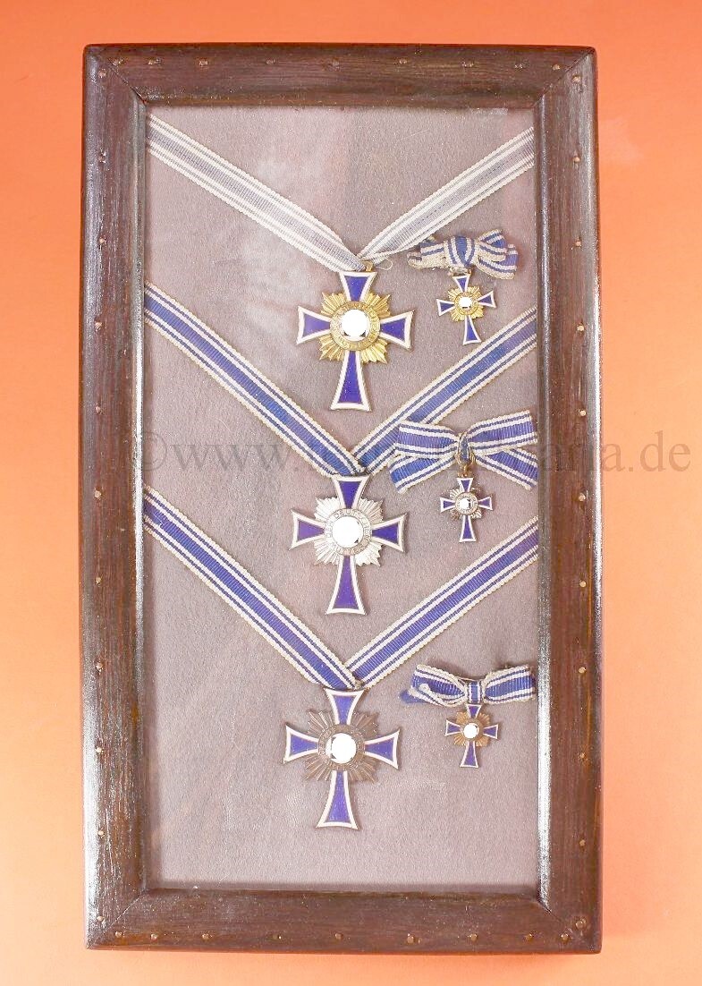 Komplett Set Mutterkreuz in Gold, Silber und Bronze mit Miniaturen, 3