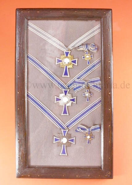 Komplett Set Mutterkreuz in Gold, Silber und Bronze mit Miniaturen