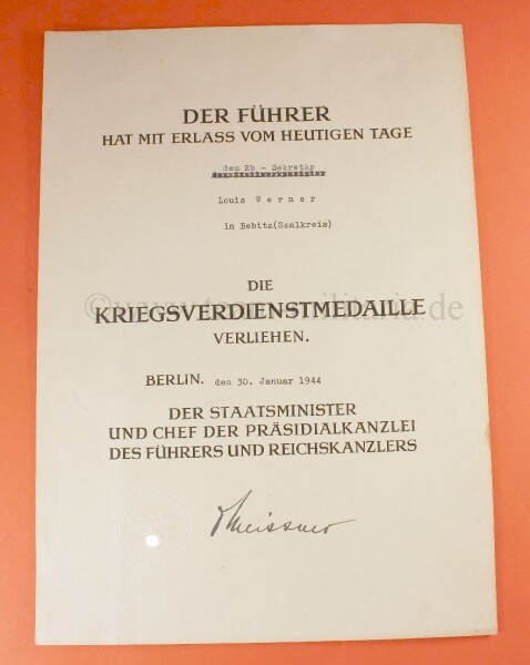 Urkunde zur Kriegsverdienstmedaille an den Rb-Sekretär Louis Werner (Saalkreis)  - SELTEN