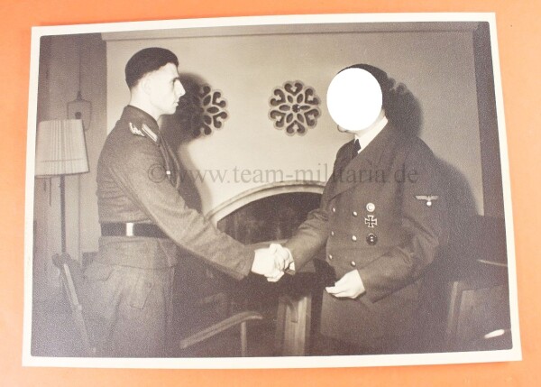 A. Hitler Verleihung des Eichenlaub zum Ritterkreuz des EK an Oberwachtmeister Primozic  (Hoffmann Bild)- SELTEN