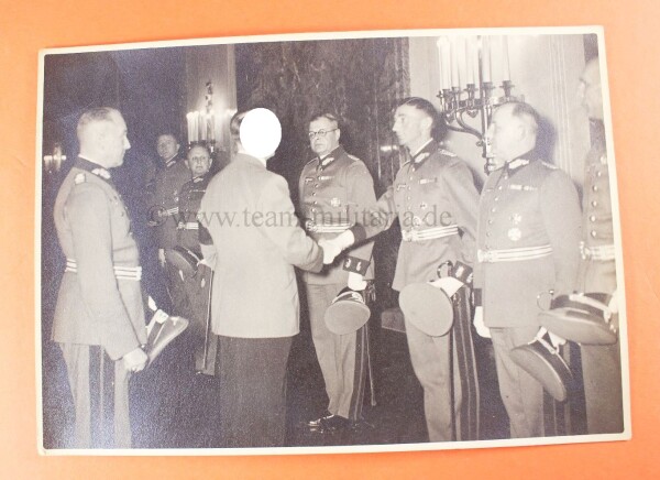 Foto-Hoffmann Adolf Hitler bei Begrüßung der Generäle in der Reichskanzlei