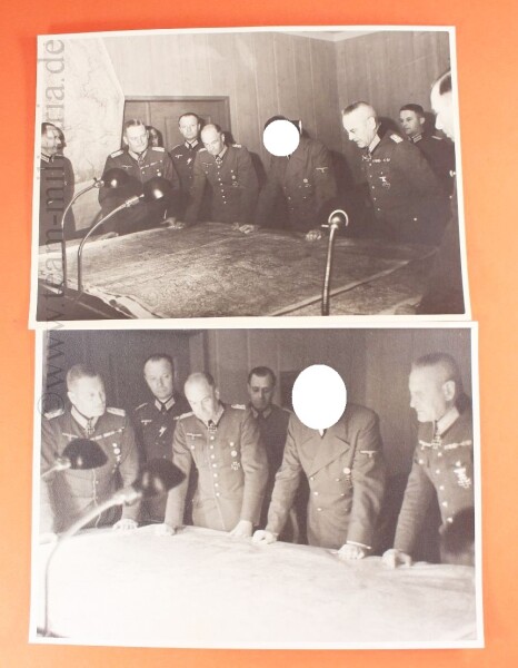 2x Pressefoto A. Hitler bei einer lagebesprechung im Führerhauptquartier (Hoffmann Fotos)