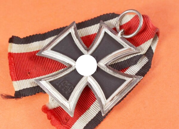 Eisernes Kreuz 2.Klasse 1939 (4) am Band - MINT CONDITION