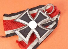 Eisernes Kreuz 2.Klasse 1939 (4) am Band - MINT CONDITION