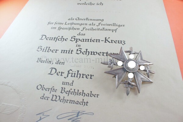 Spanienkreuz in Silber mit Schwertern (Godet) und Verleihungsurkunde