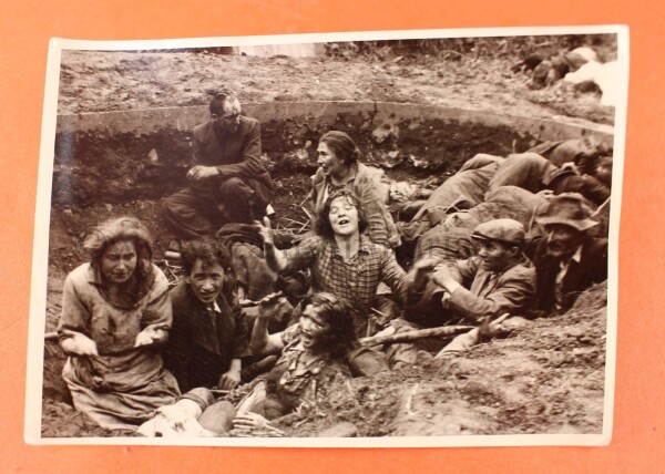 Foto Wehrmacht Bettler Sinti und Roma, Zigeuner im Graben WW2