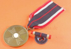 Medaille zum Kriegsverdienstkreuz am Band und Knopflochdeko