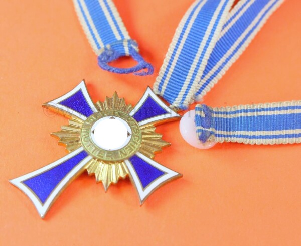 Mutterkreuz / Ehrenkreuz der Deutschen Mutter in Gold am Trageband mit Knopflochverschluss