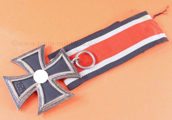 Eisernes Kreuz 2.Klasse 1939 (Juncker) am Band - handgemalte Version !