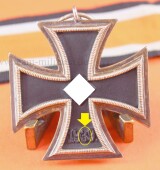 Eisernes Kreuz 2.Klasse (Runde 3) am orangefarbigen Band...